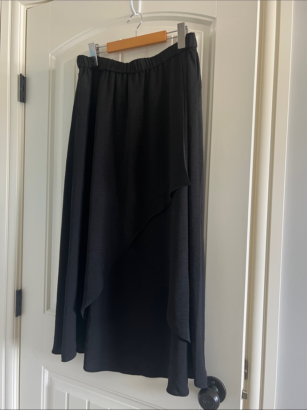 049 $8 medium Black long flowy skirt